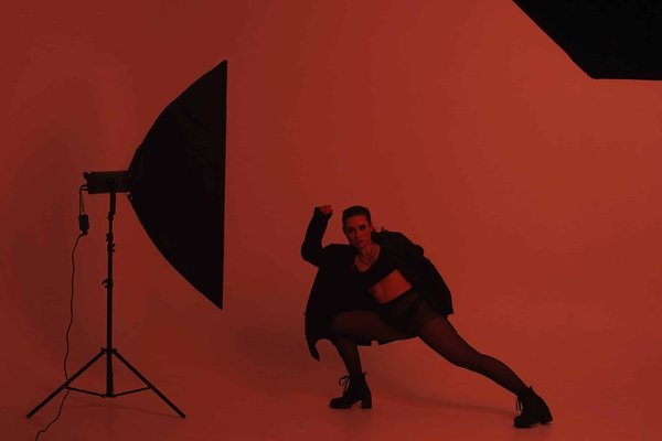 Comment intégrer des accessoires métalliques dans votre tenue pour un look audacieux ?