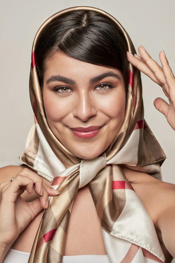 Foulard carré en soie : l'élégance au quotidien à la maison
